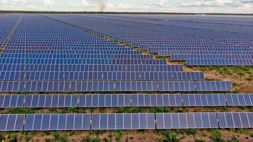 Usina de energia solar com painéis fotovoltaicos em funcionamento no Brasil