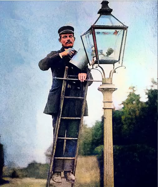 Primeira iluminação pública elétrica com postes iluminando ruas em cenário urbano histórico