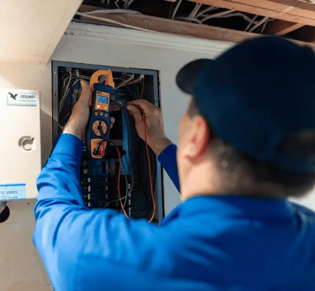 Serviços de manutenção elétrica predial sendo realizados