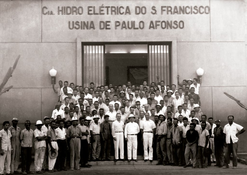 Equipe reunida na Usina de Paulo Afonso em um marco da engenharia elétrica brasileira