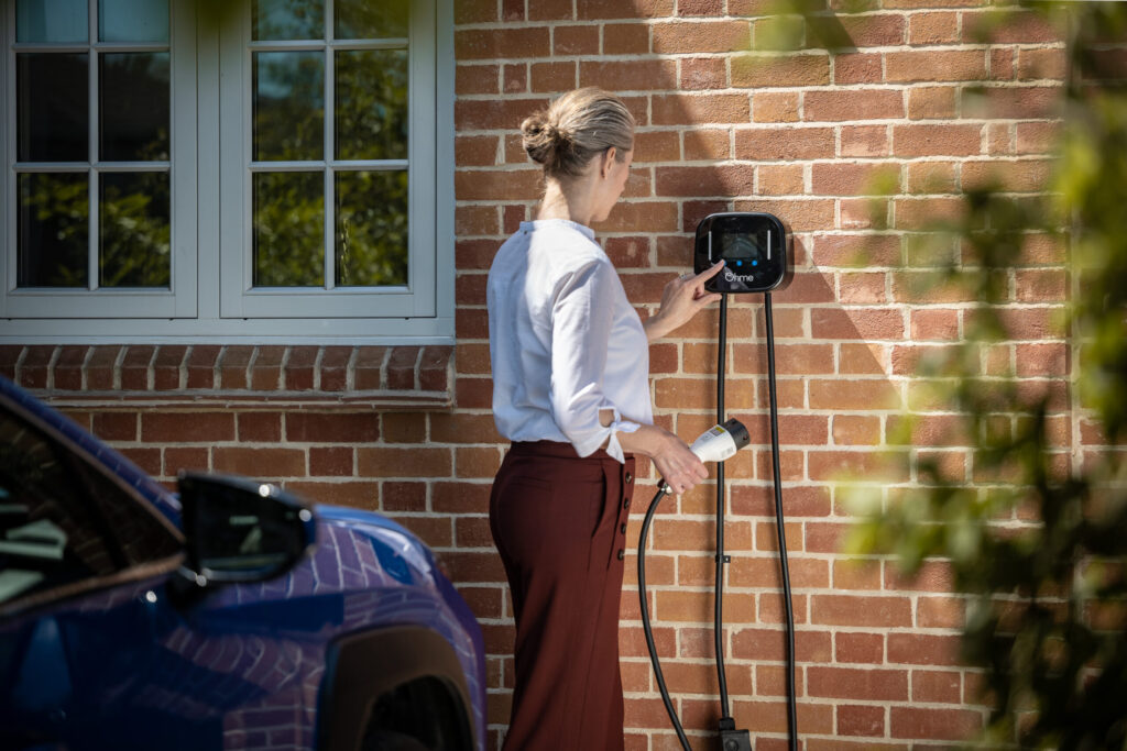 Veículo elétrico conectado à tomada residencial para recarga