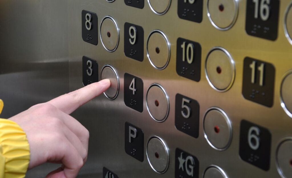 elevador parado durante falta de energia em condomínio