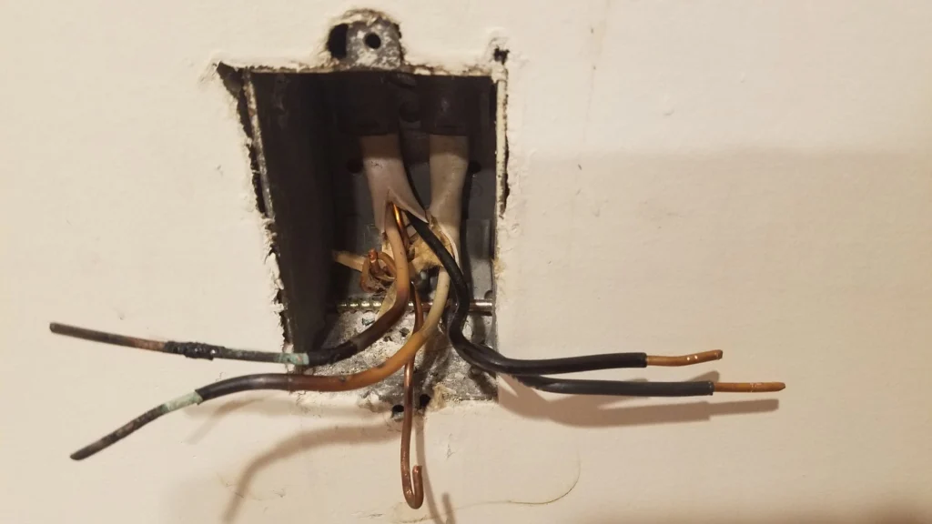 Fiação elétrica queimada devido a sobrecarga no circuito