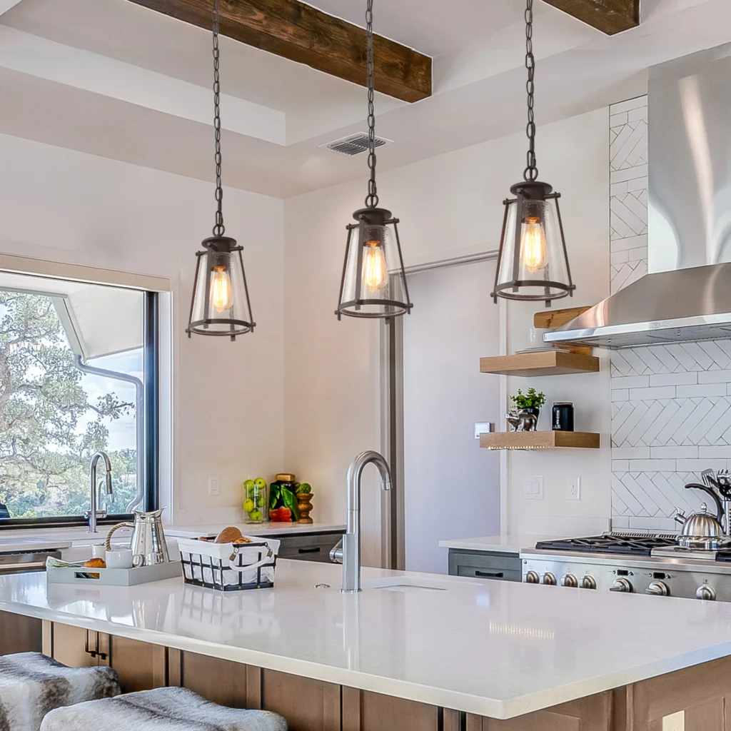 Luminárias pendentes instaladas em cozinha moderna