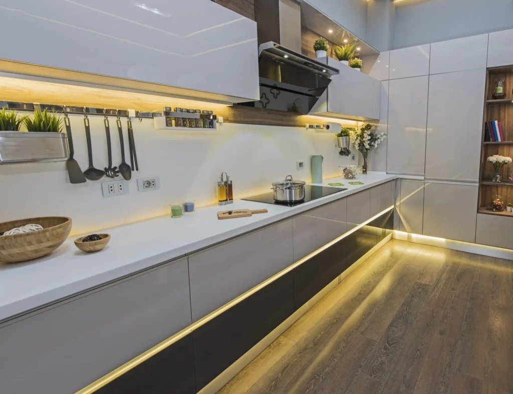 Luzes instaladas sob e sobre os armários da cozinha