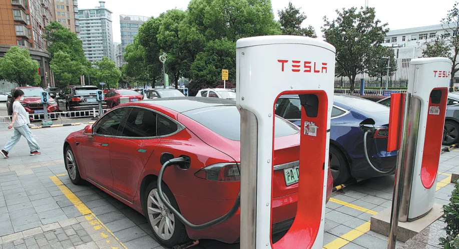 Carro Tesla carregando em estação com vários carregadores