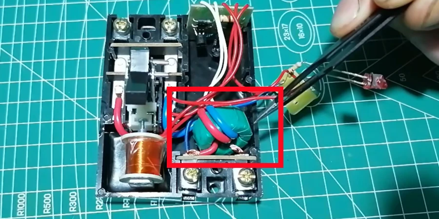 Transformador toroidal dentro de um disjuntor DR