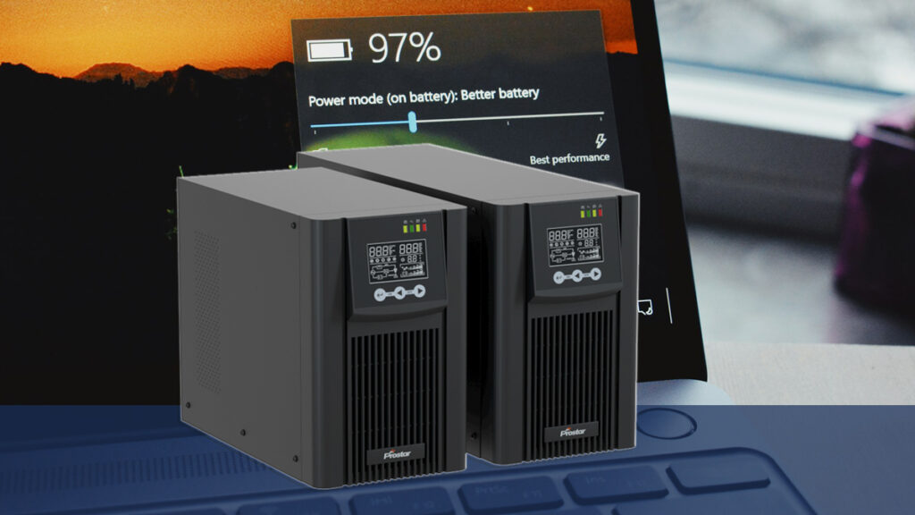 Home office com computador e nobreak ao lado