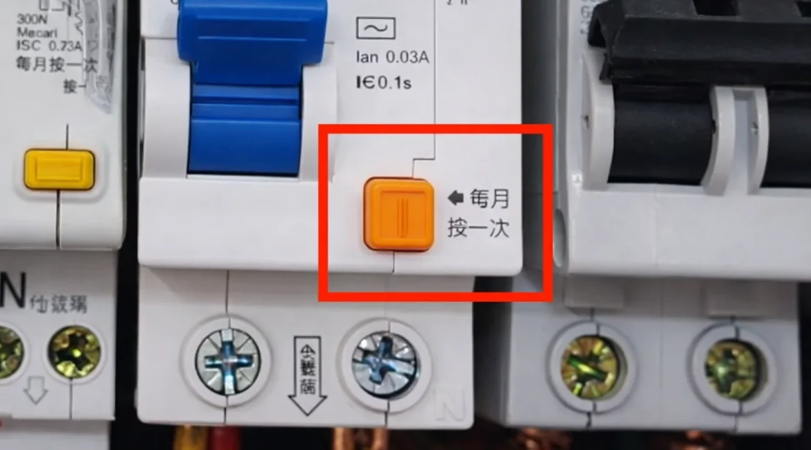 Botão de teste do DR sendo acionado