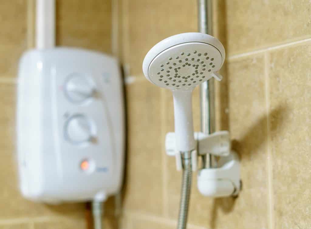 Instalação de chuveiro elétrico com fios e disjuntor dimensionado