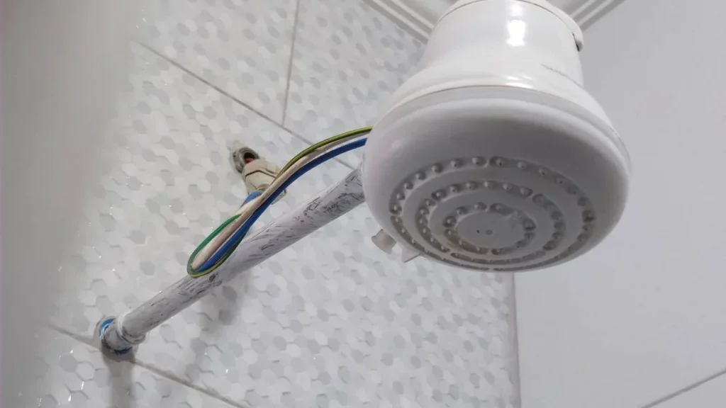 Chuveiro elétrico ligado durante o banho