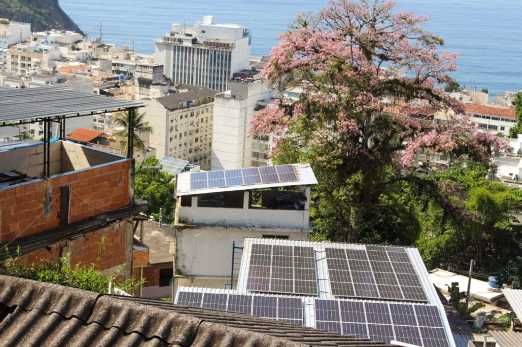 Painéis solares instalados em residência para sistema off-grid de energia solar