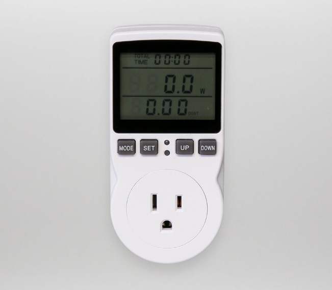 Display digital exibindo dados elétricos de consumo em equipamento de medição