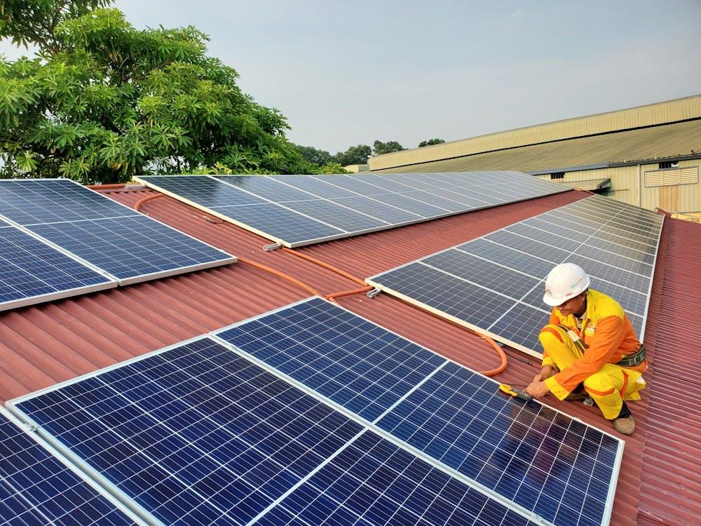 eletricista instalando sistema solar e fazendo manutenção elétrica residencial
