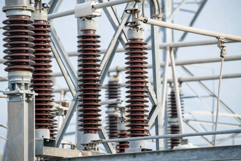 Isoladores de alta tensão instalados em rede elétrica para suportar grandes cargas elétricas