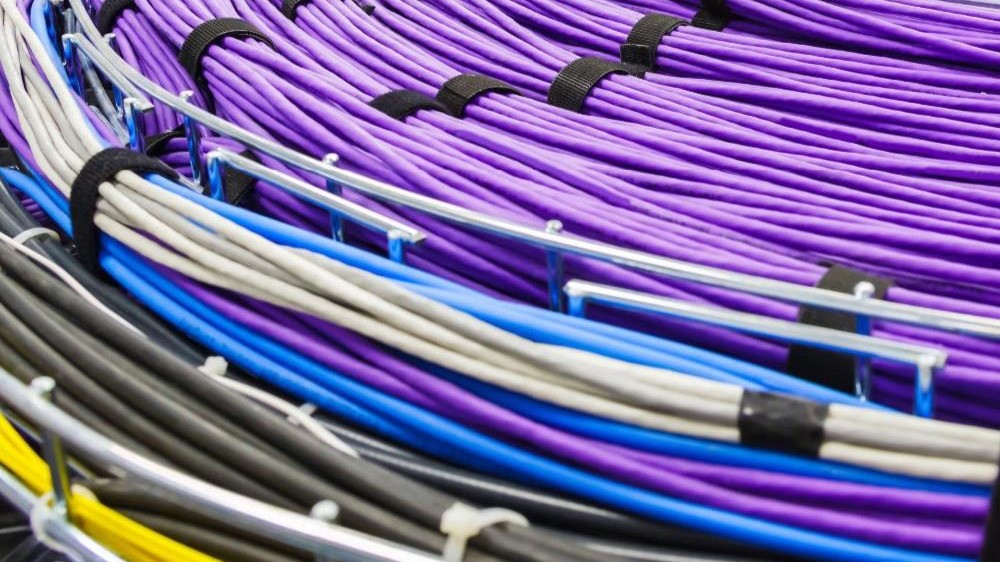 organização de cabos elétricos e de rede separados evitando interferência em instalação elétrica moderna