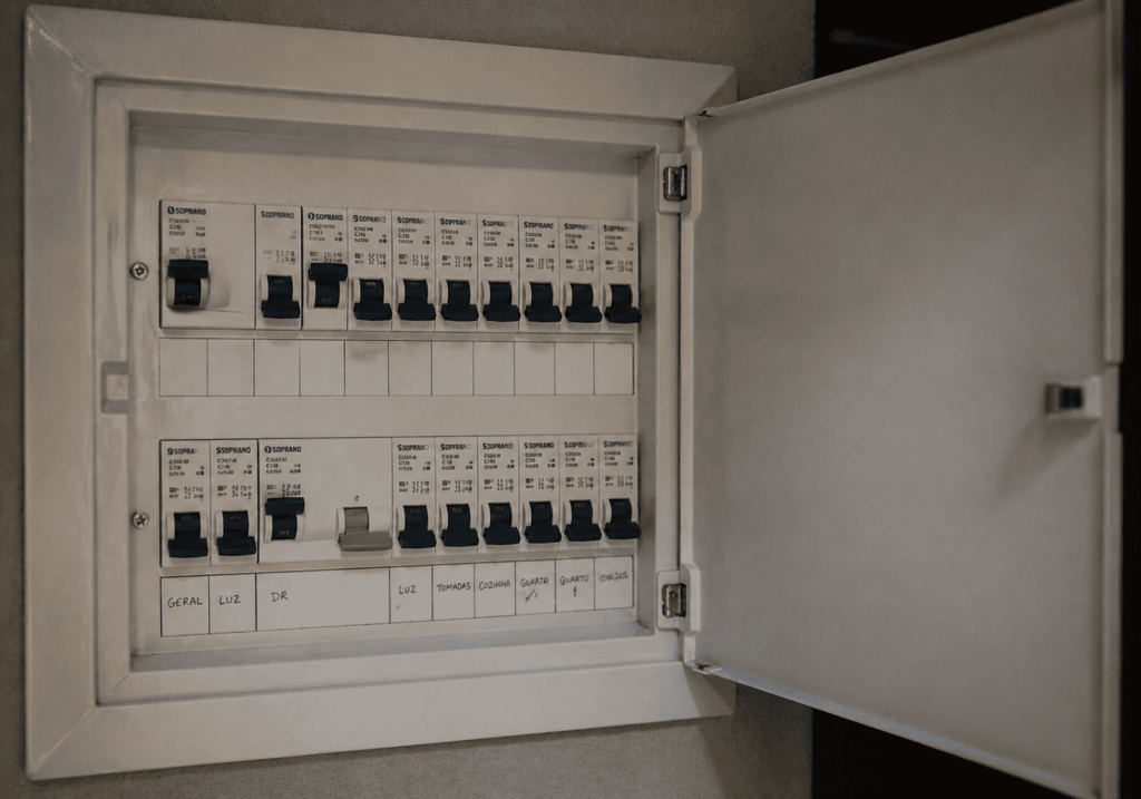 disjuntor desarmado no quadro de distribuição em apartamento