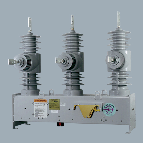 Religador trifásico instalado em sistema de distribuição de energia elétrica
