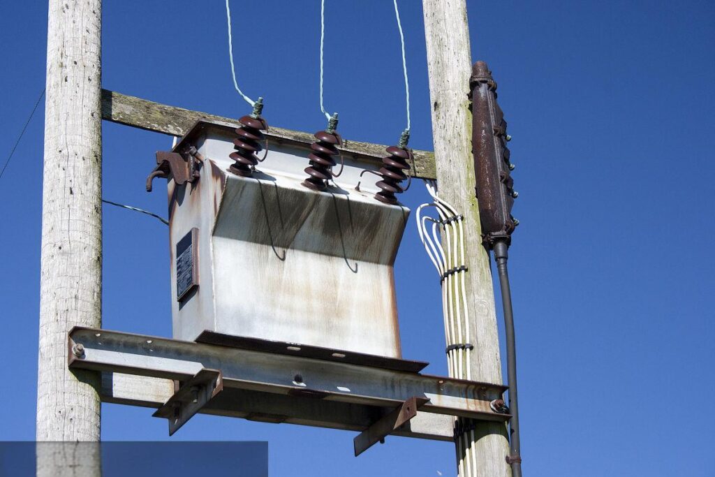 Equipamento instalado em poste para reduzir tensão da rede elétrica