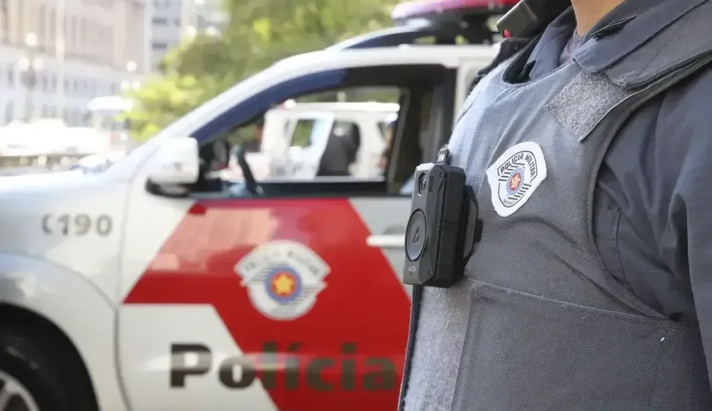 Câmera de segurança instalada em via urbana com presença de monitoramento policial