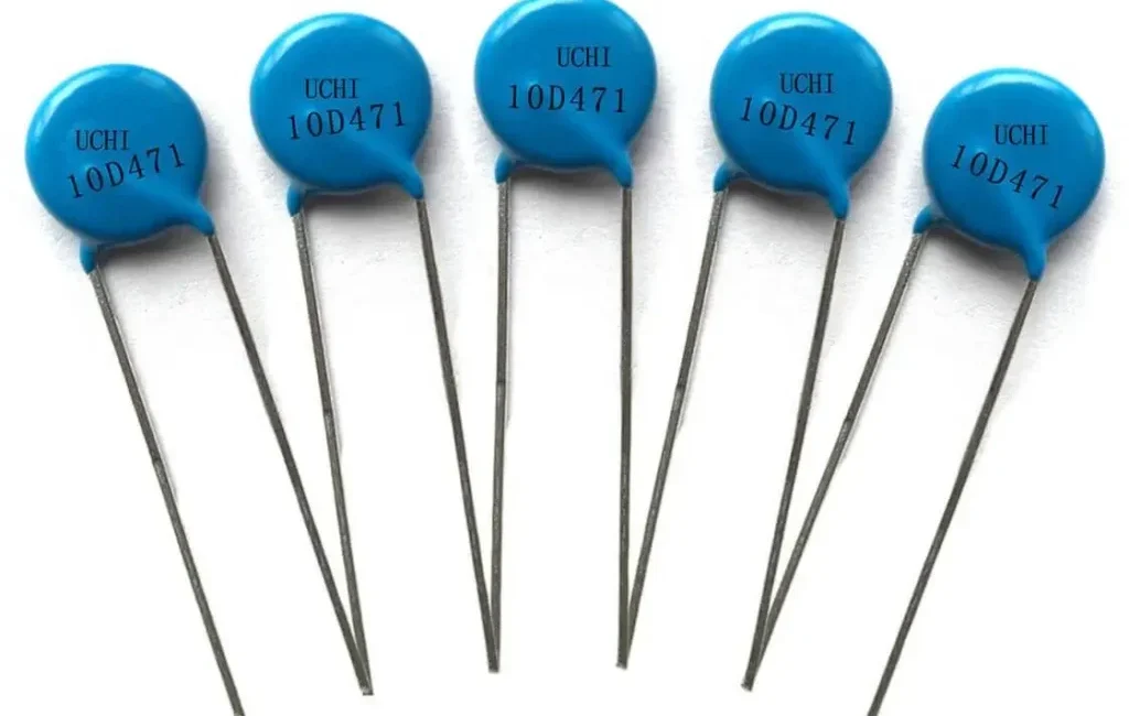 Componente varistor protegendo circuito contra picos de tensão