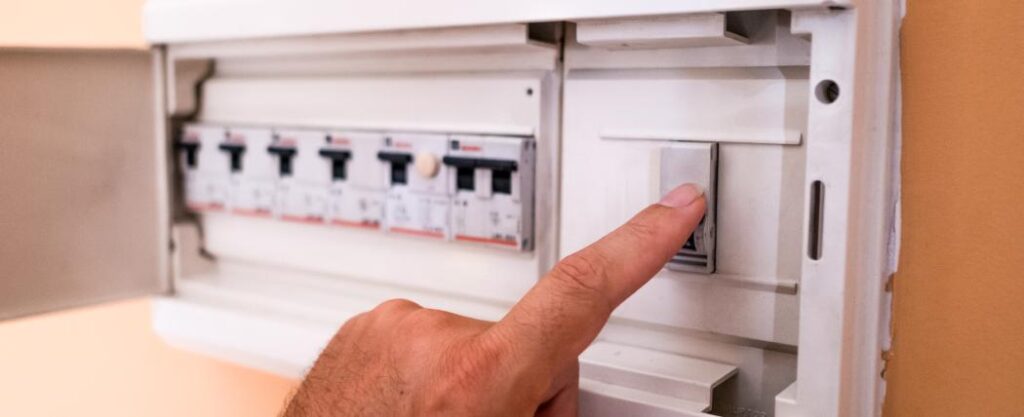 Componente elétrico com marcas de aquecimento excessivo