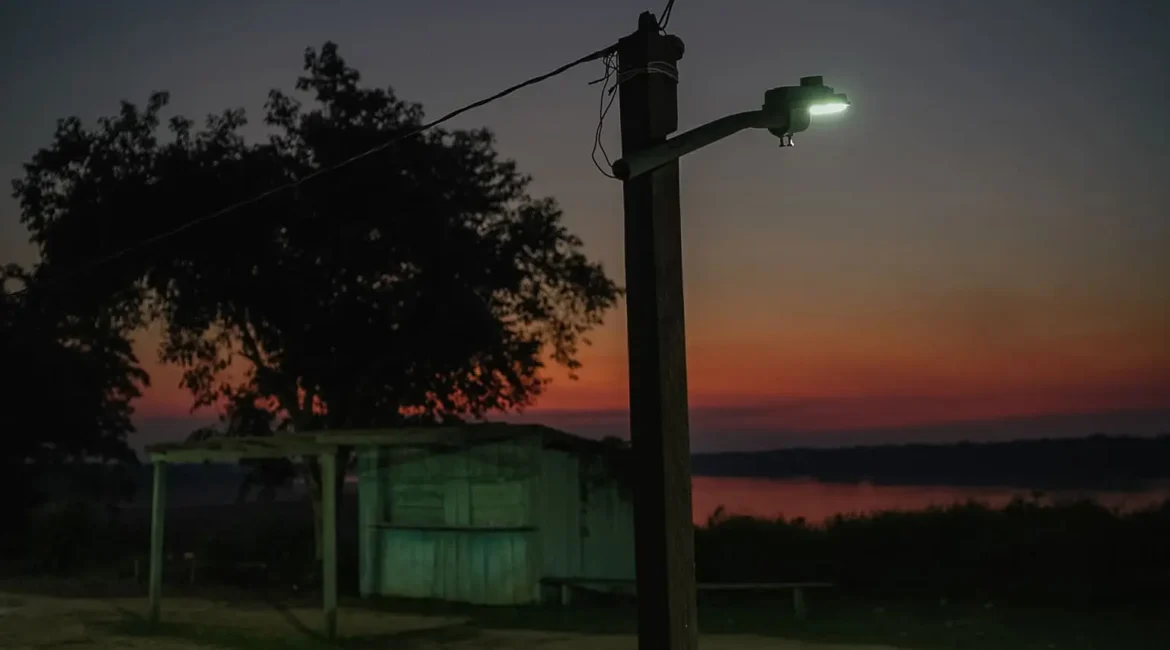 Comunidade isolada na Amazônia utilizando energia local sem rede elétrica