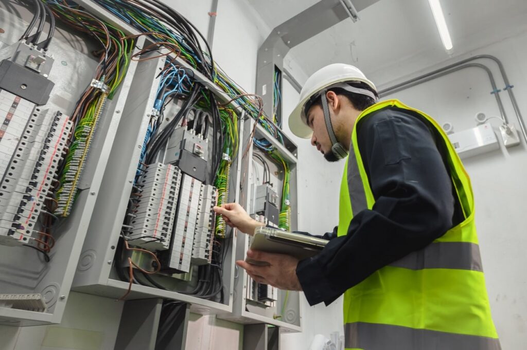Profissionais executando reparos elétricos em edifício