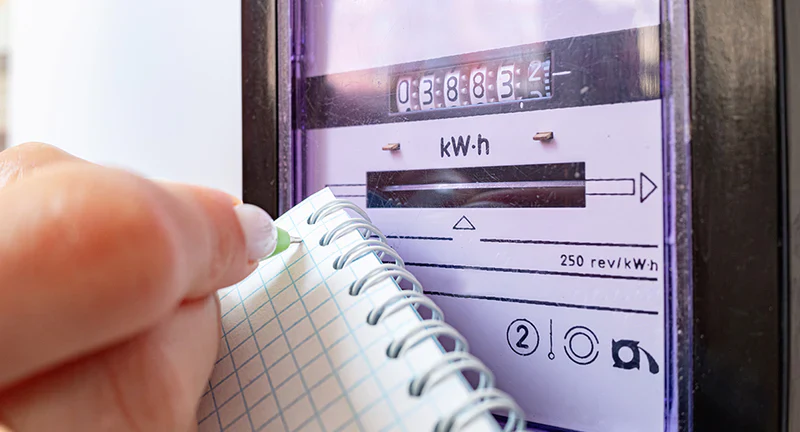 Ilustração explicando o consumo de energia em quilowatt-hora com aparelhos elétricos