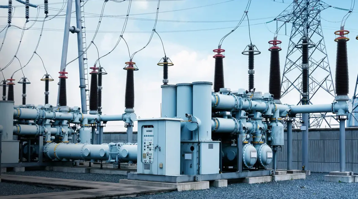 Instalação elétrica de alta tensão com transformadores e equipamentos