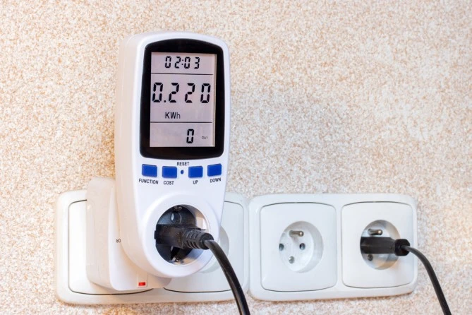 Aparelho medidor de consumo elétrico sendo analisado