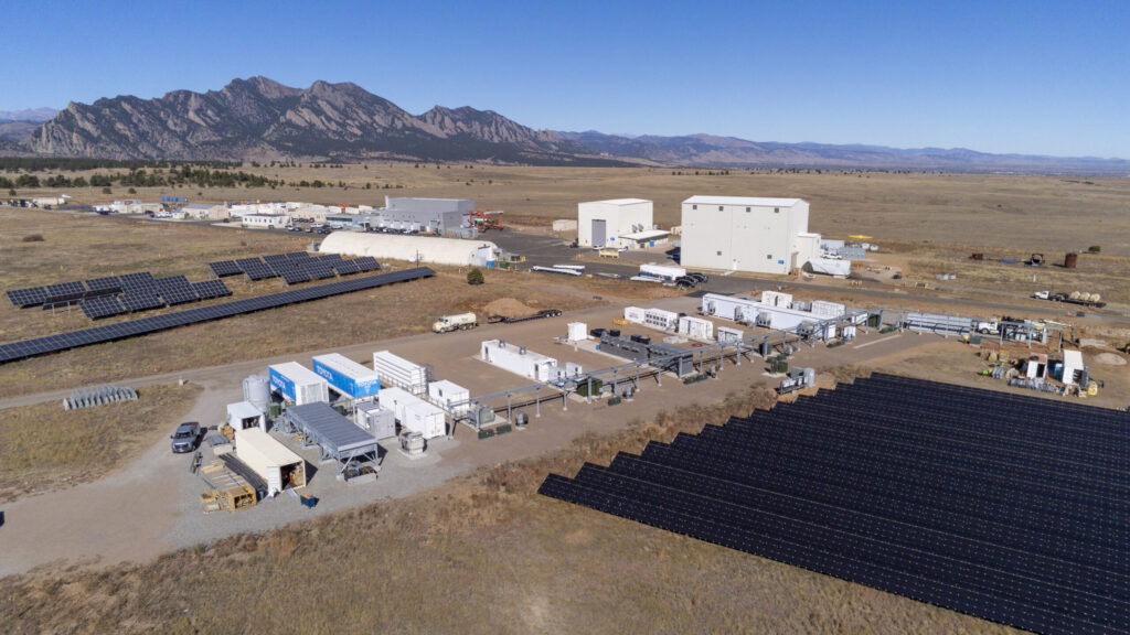 Pesquisadores da Atom Computing e do Laboratório Nacional de Energia Renovável analisando a otimização da rede elétrica