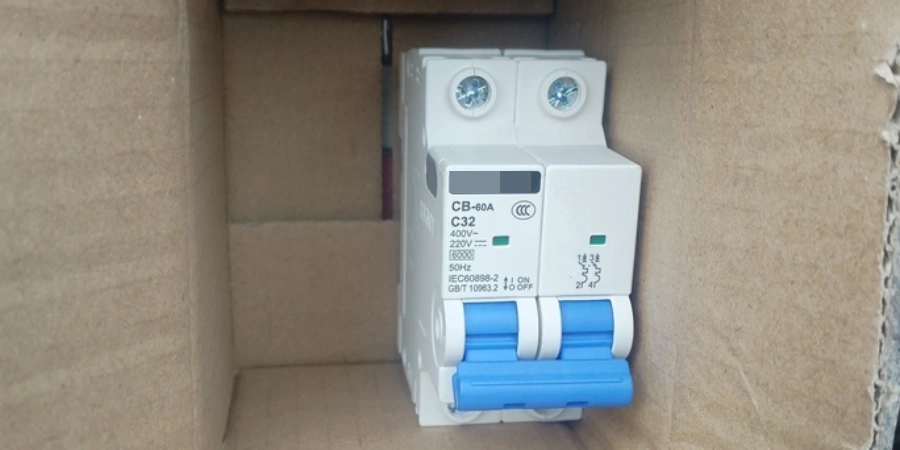 Disjuntor em corrente contínua utilizado para proteção em sistemas de energia solar fotovoltaica
