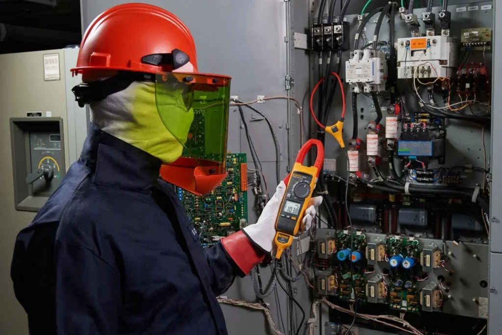 Itens de proteção utilizados em serviços elétricos profissionais