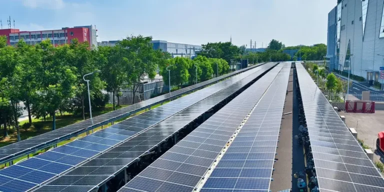 Componentes de um sistema de energia solar fotovoltaico instalados para geração de eletricidade