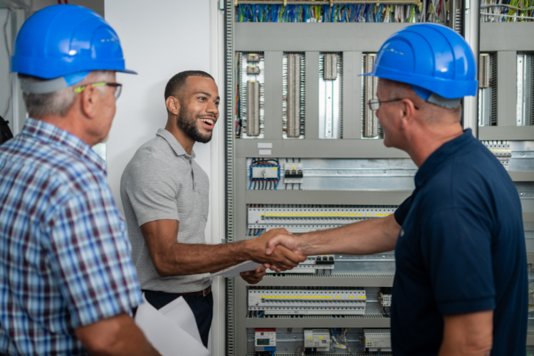 Profissional autônomo realizando serviço elétrico em instalação residencial