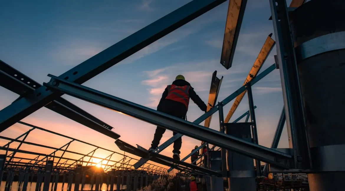 Engenheiro elétrico planejando sistemas elétricos para edifício sustentável