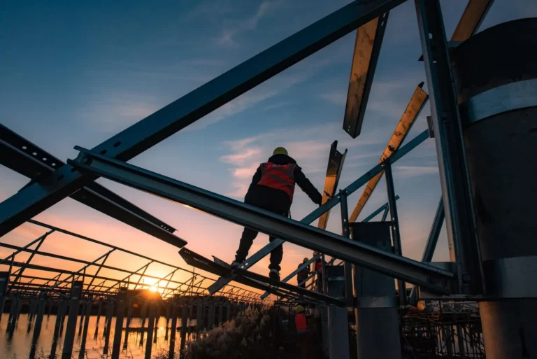 Engenheiro elétrico planejando sistemas elétricos para edifício sustentável