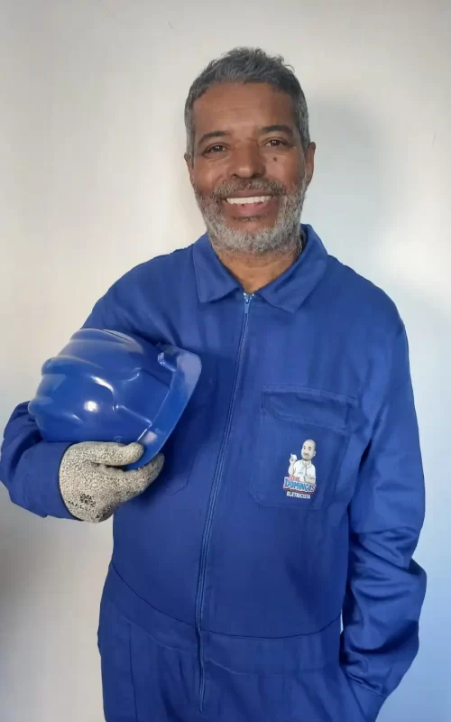 Seu Domingos Eletricista 24h na Zona Oeste SP chegando uniformizado para atendimento elétrico residencial e comercial